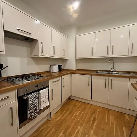 Fantastically Located 2Bd Flat Kensington